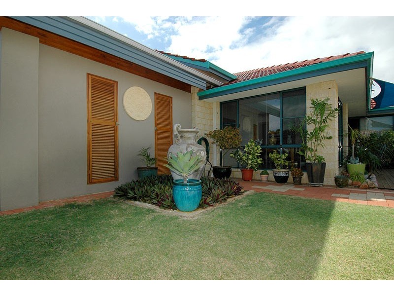 41 Meadowbank Gardens, Hillarys WA 6025