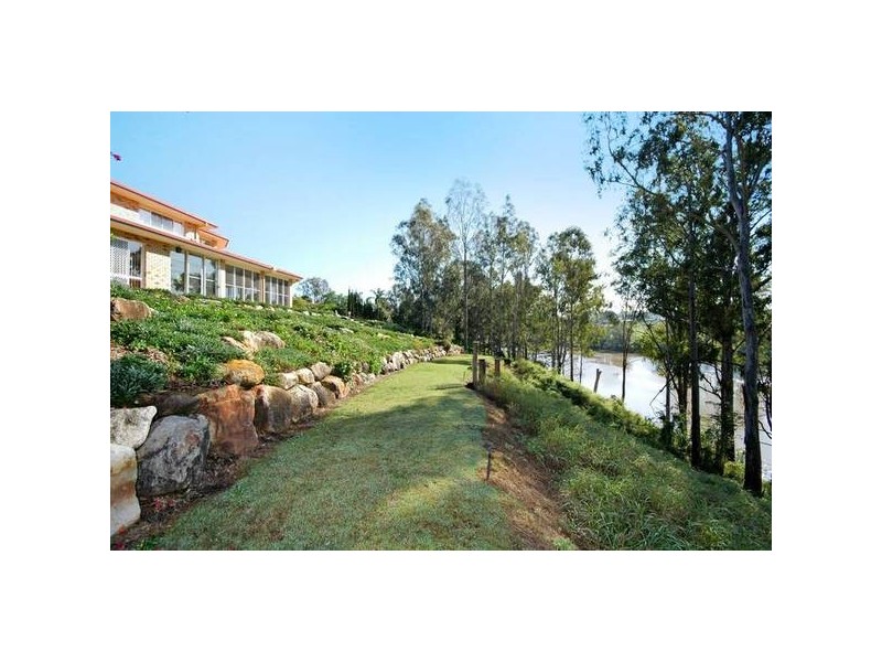 101 Dampier Street, Barellan Point QLD 4306