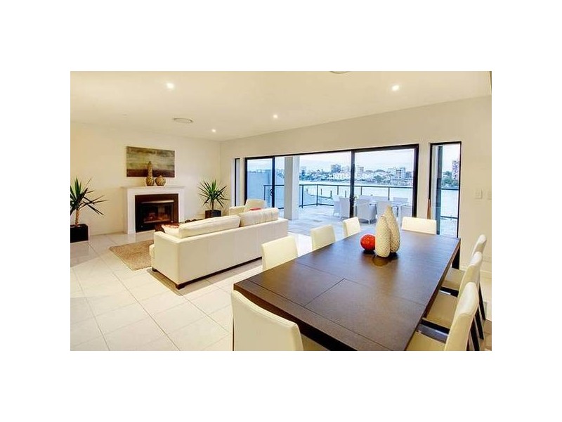 27 Castlebar Street, Kangaroo Point QLD 4169
