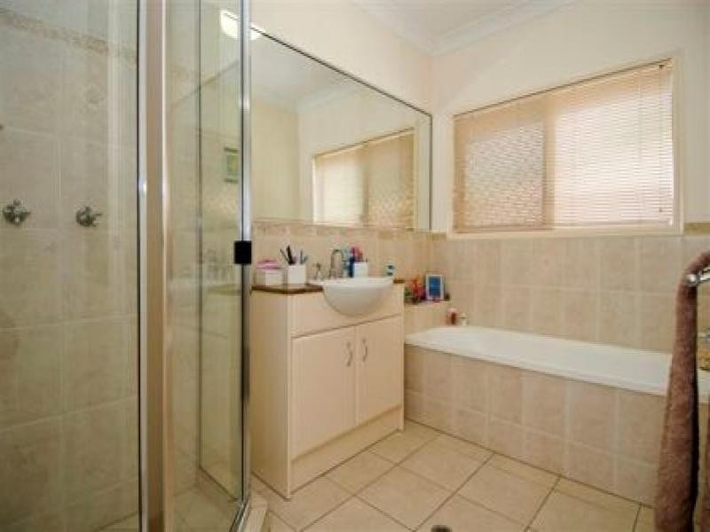 16 Hussar Close, Kanimbla QLD 4870