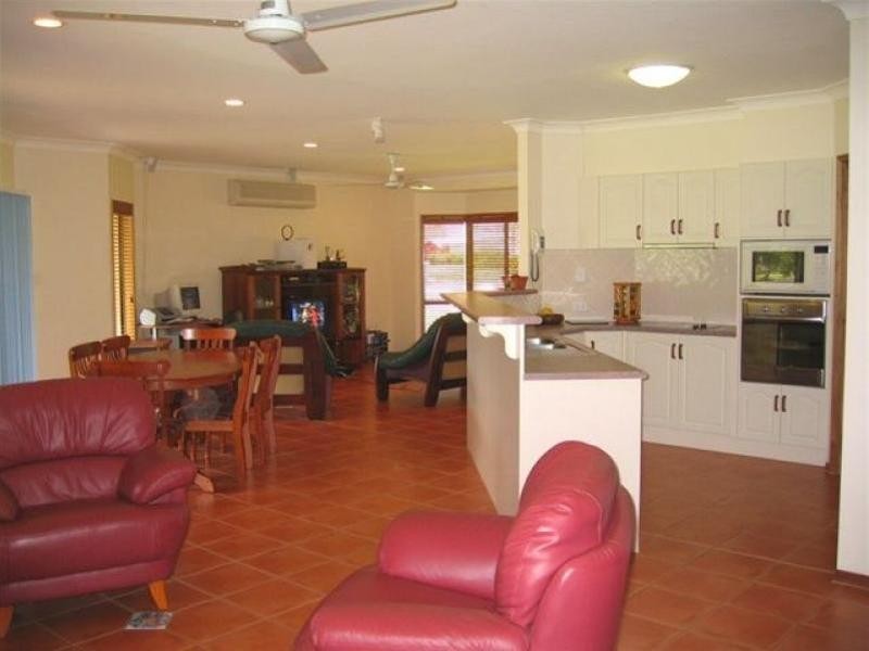 27 Shamrock Avenue, Brinsmead QLD 4870