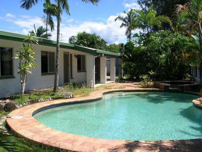 7 Ash Street, Holloways Beach QLD 4878