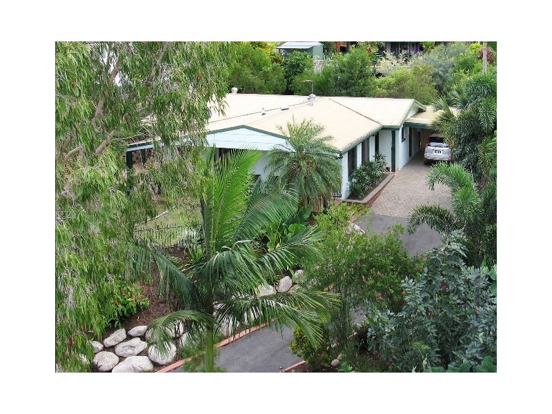 35 Minerva Avenue, Mooroobool QLD 4870