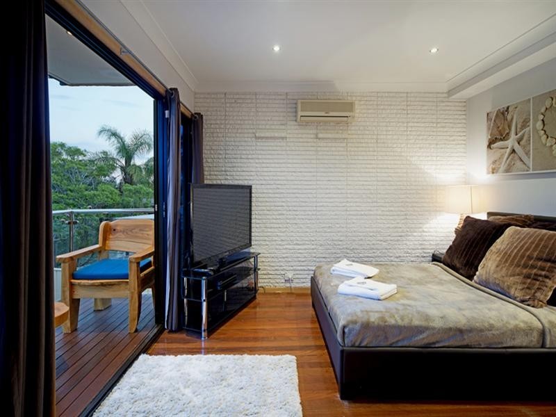 17 Monterey Court, Broadbeach Waters QLD 4218