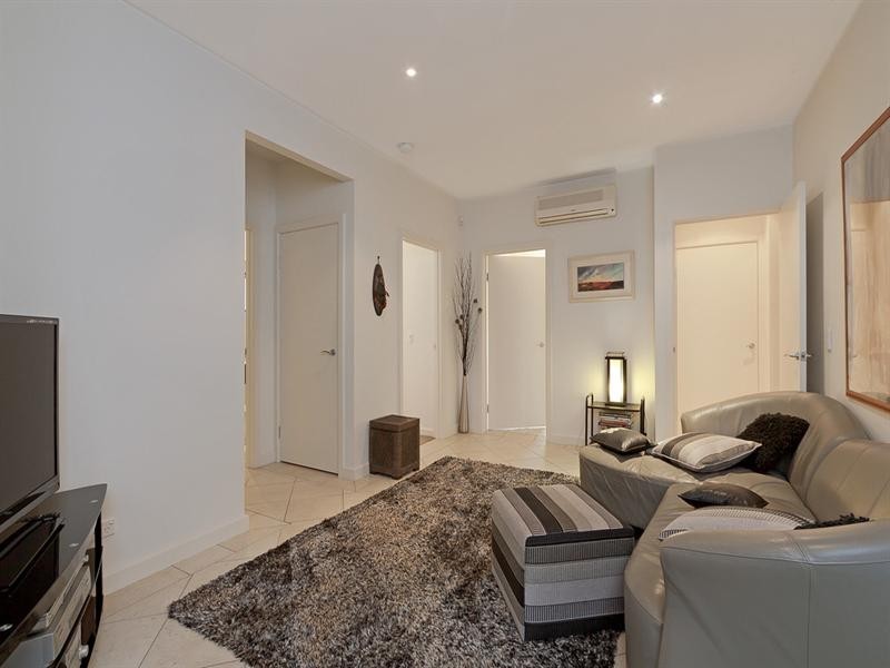 1/9A Greer Terrace, Southport QLD 4215