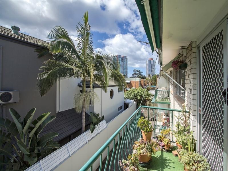 6/25 Lenneberg Street, Southport QLD 4215