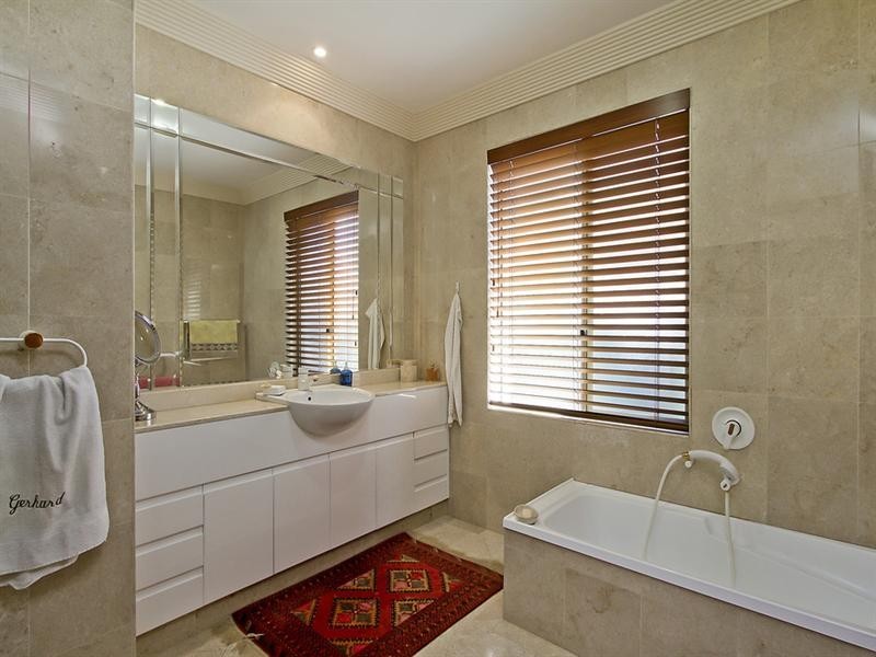 15 Sir Bruce Small Boulevard, Benowa Waters QLD 4217