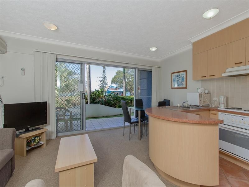 2/106-108 Marine Parade, Southport QLD 4215