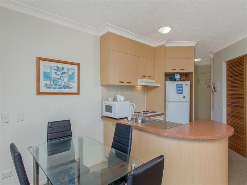 2/106-108 Marine Parade, Southport QLD 4215