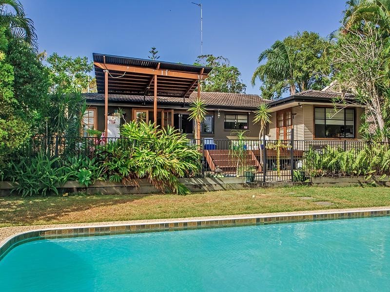 18 Wistaria Avenue, Southport QLD 4215