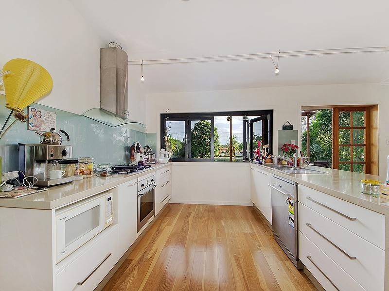 18 Wistaria Avenue, Southport QLD 4215