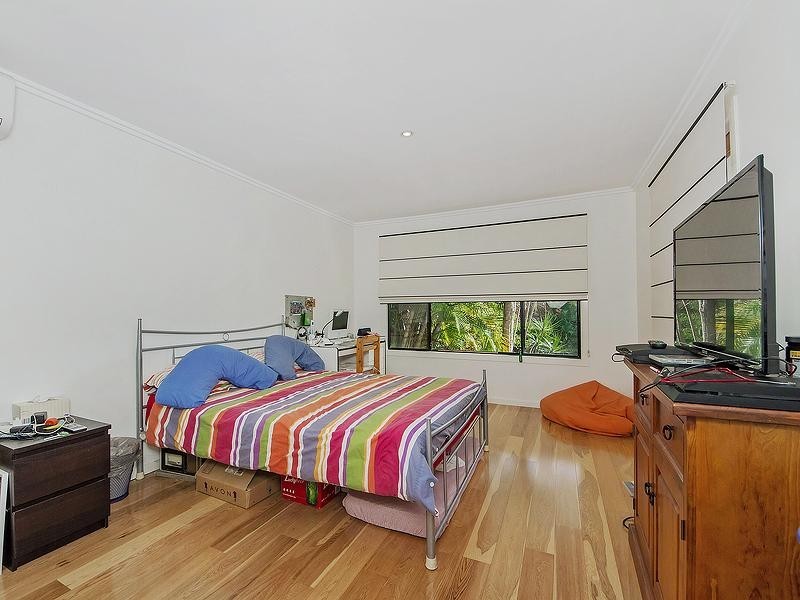 18 Wistaria Avenue, Southport QLD 4215