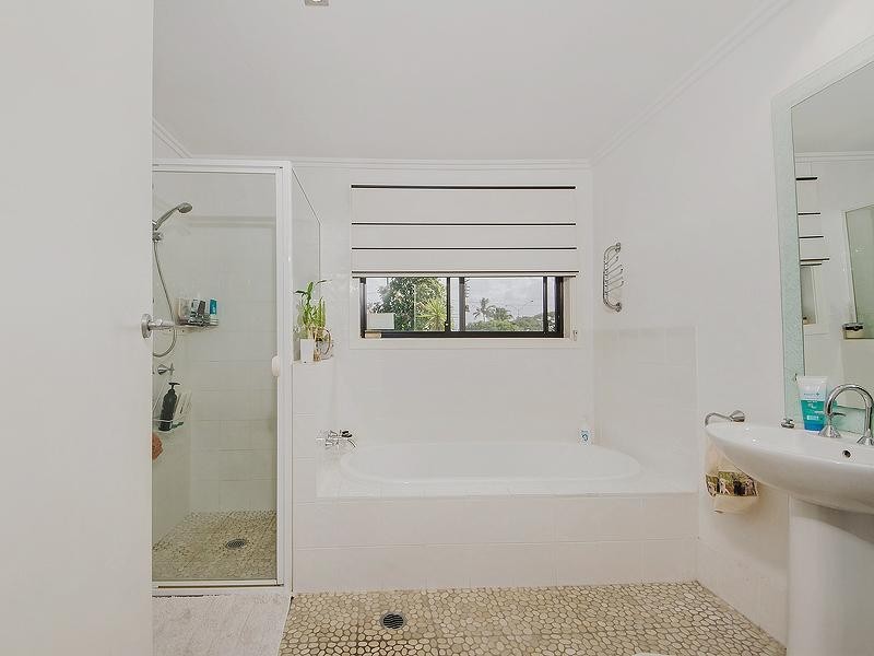 18 Wistaria Avenue, Southport QLD 4215