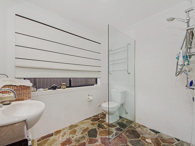 18 Wistaria Avenue, Southport QLD 4215