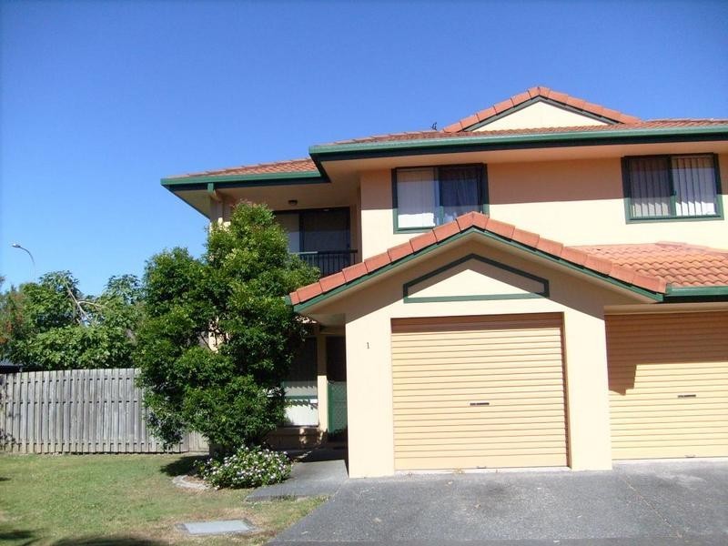 1 The Villas South. 156 Greenacre Drive, Arundel QLD 4214