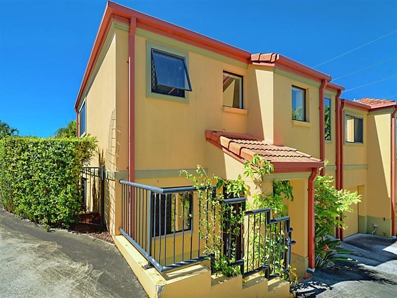 2/59 Eugaree Street, Southport QLD 4215