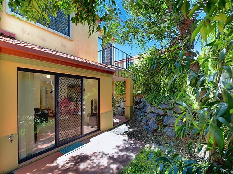 2/59 Eugaree Street, Southport QLD 4215