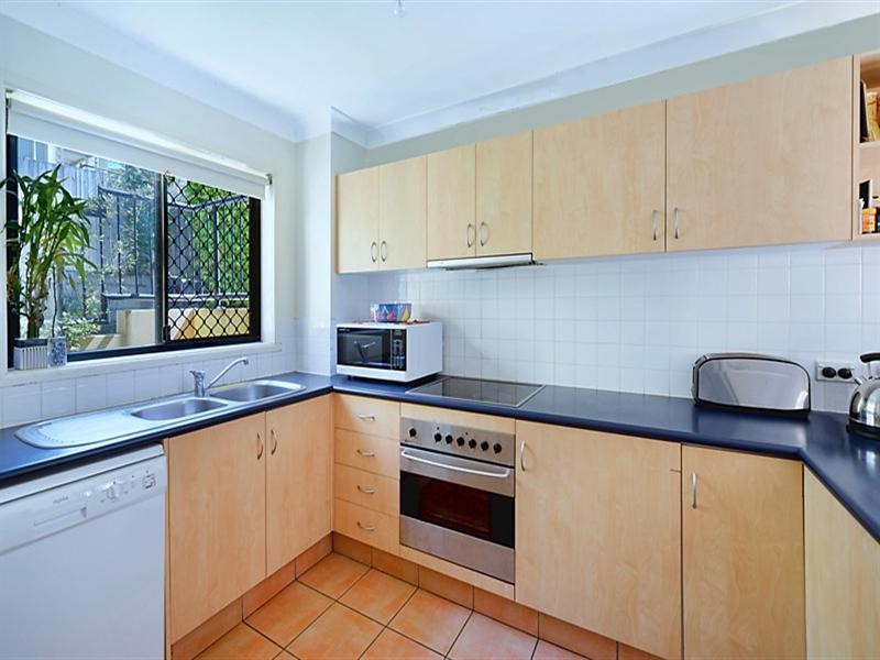 2/59 Eugaree Street, Southport QLD 4215