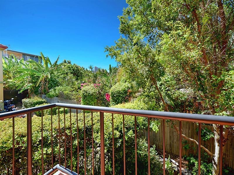 2/59 Eugaree Street, Southport QLD 4215