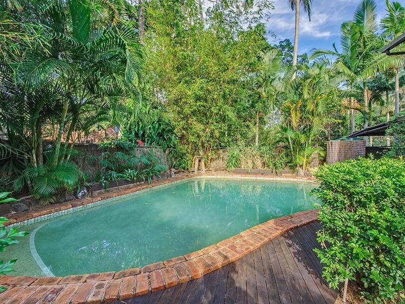 6 Akes Avenue, Southport QLD 4215