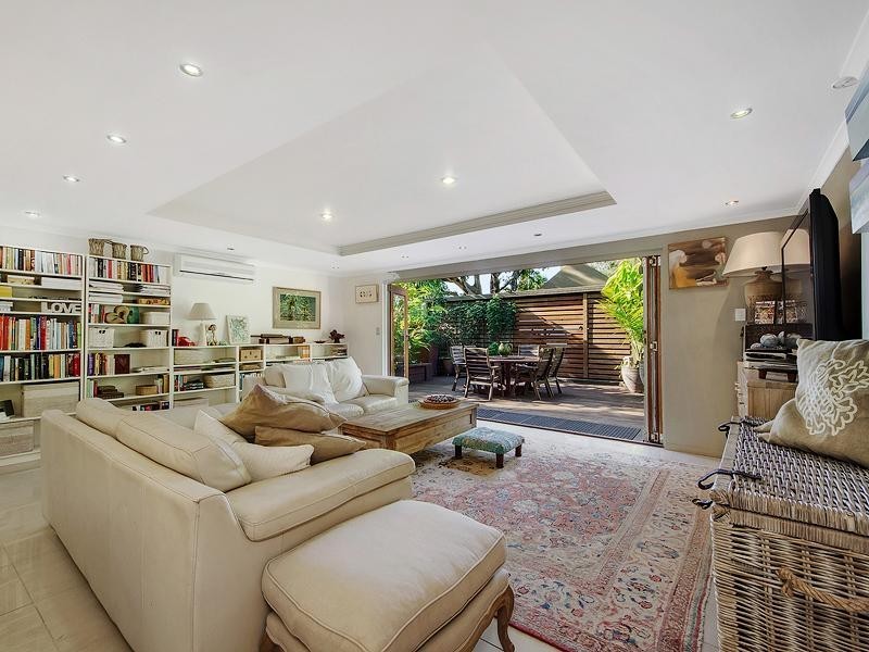 6 Akes Avenue, Southport QLD 4215