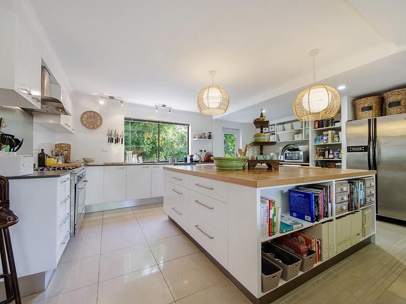 6 Akes Avenue, Southport QLD 4215