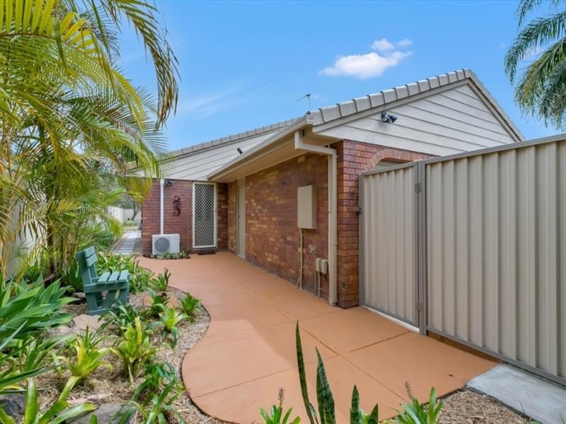 1/142 Kumbari Avenue, Labrador QLD 4215