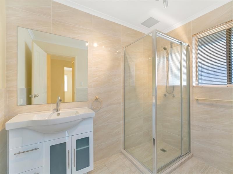 1/142 Kumbari Avenue, Labrador QLD 4215