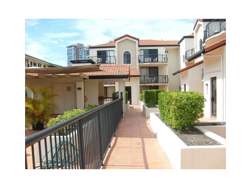 20/33-37 Lenneberg Street, Southport QLD 4215