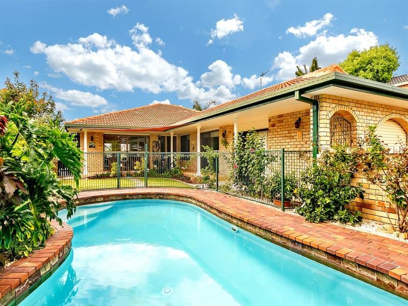 11 De Haviland Avenue, Benowa QLD 4217