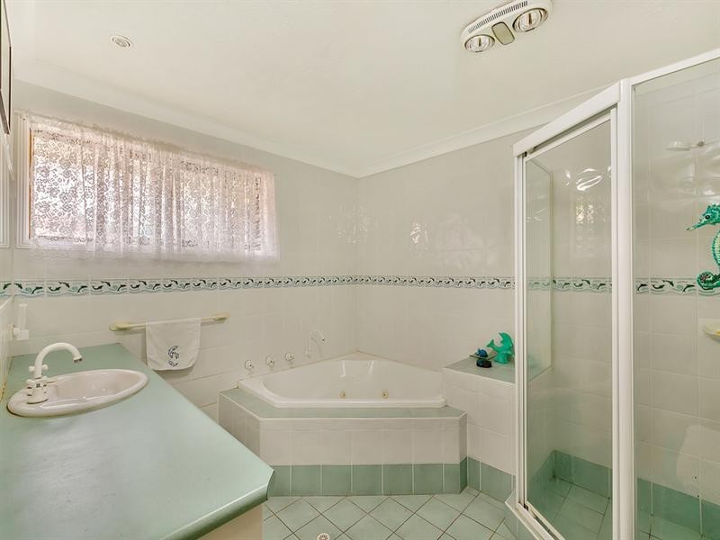 11 De Haviland Avenue, Benowa QLD 4217