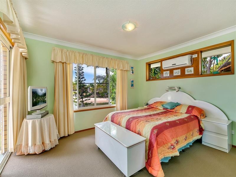 11 De Haviland Avenue, Benowa QLD 4217