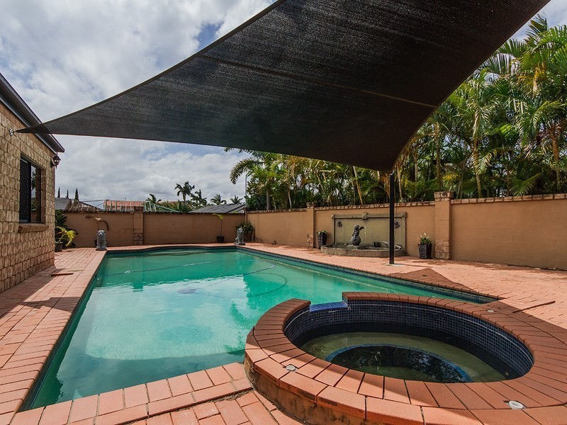 2 Christa Way, Benowa Waters QLD 4217