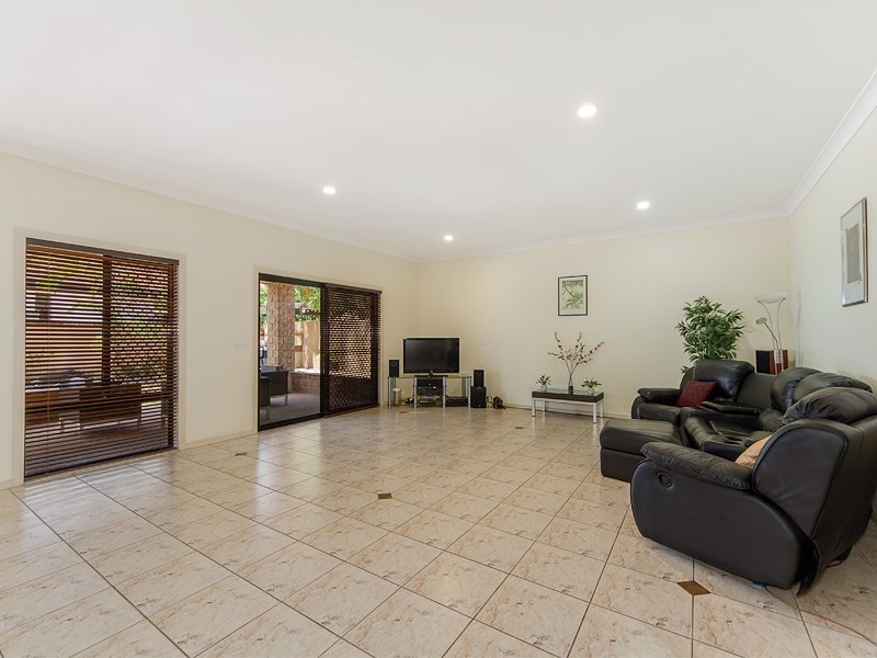 2 Christa Way, Benowa Waters QLD 4217