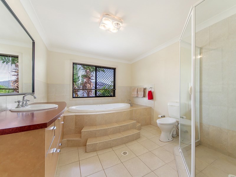 2 Christa Way, Benowa Waters QLD 4217