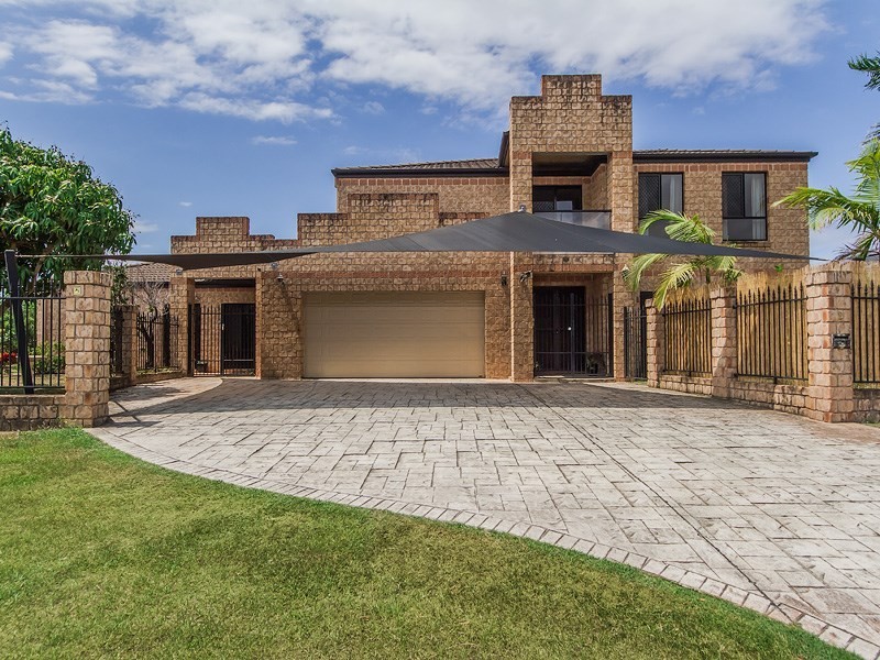 2 Christa Way, Benowa Waters QLD 4217