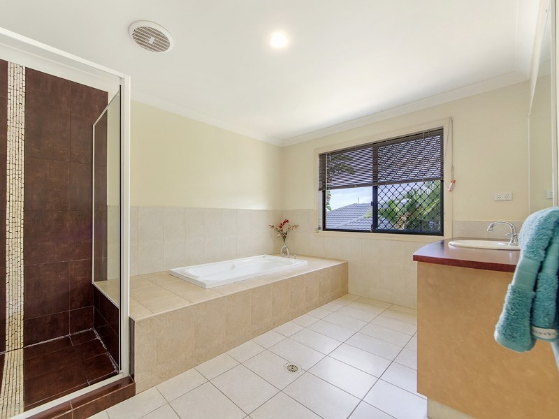 2 Christa Way, Benowa Waters QLD 4217