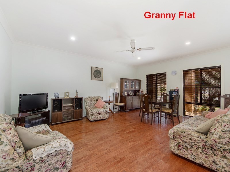 2 Christa Way, Benowa Waters QLD 4217