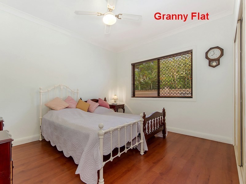 2 Christa Way, Benowa Waters QLD 4217