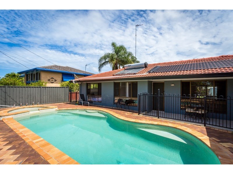 4 Koonwarra Street, Labrador QLD 4215