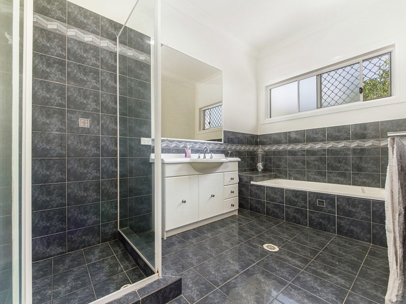 5 Ivor Court, Benowa QLD 4217