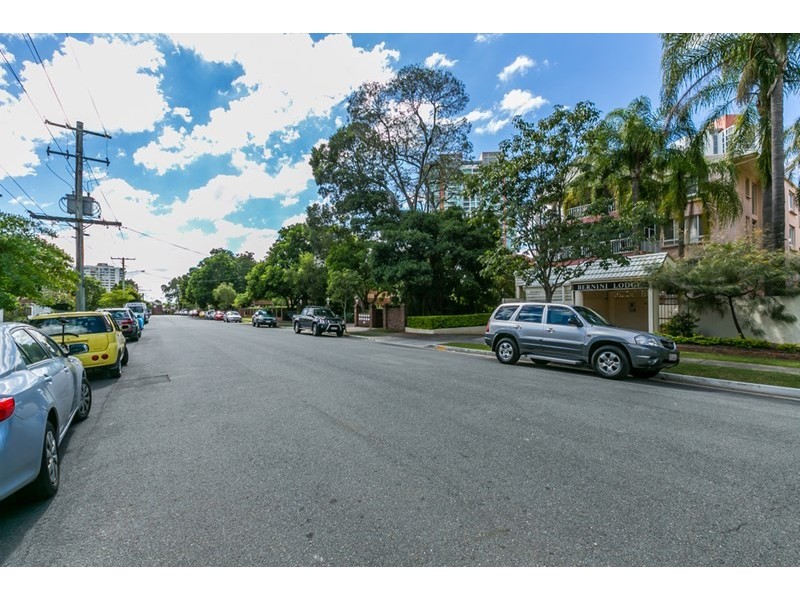 2/49 Bauer Street, Southport QLD 4215