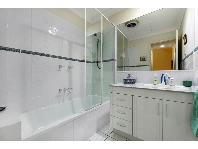 2/125 Santa Cruz Boulevard, Clear Island Waters QLD 4226