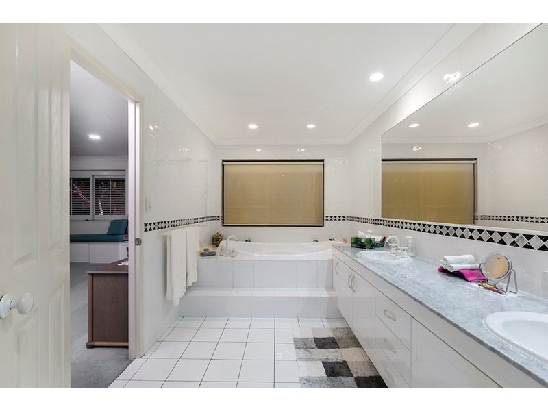 2/125 Santa Cruz Boulevard, Clear Island Waters QLD 4226