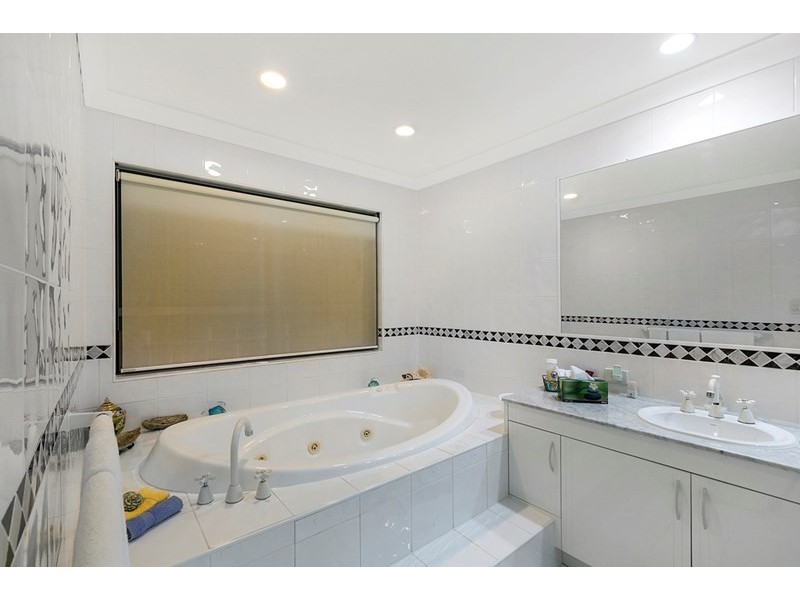 2/125 Santa Cruz Boulevard, Clear Island Waters QLD 4226