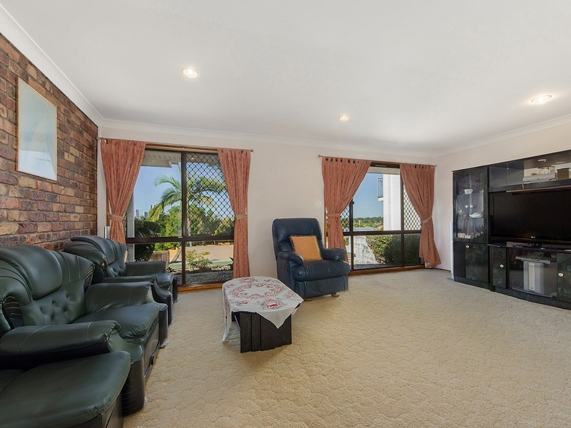14 Chartwell Drive, Benowa QLD 4217