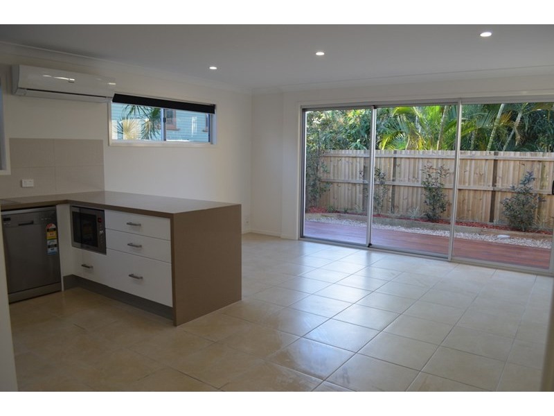 2/1 Jippi Avenue, Southport QLD 4215