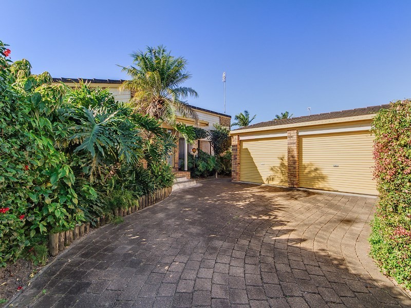 11 Dunbarton Avenue, Sorrento QLD 4217