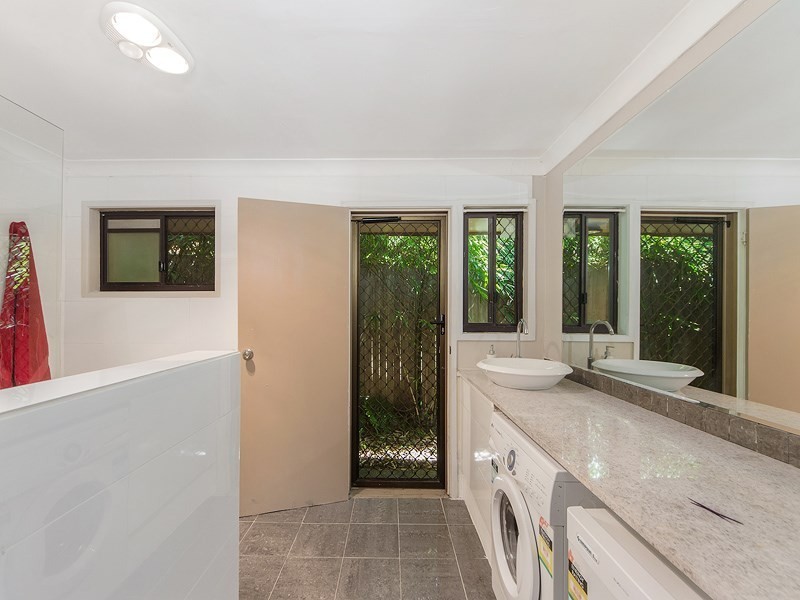 2/19 Caroline Avenue, Southport QLD 4215