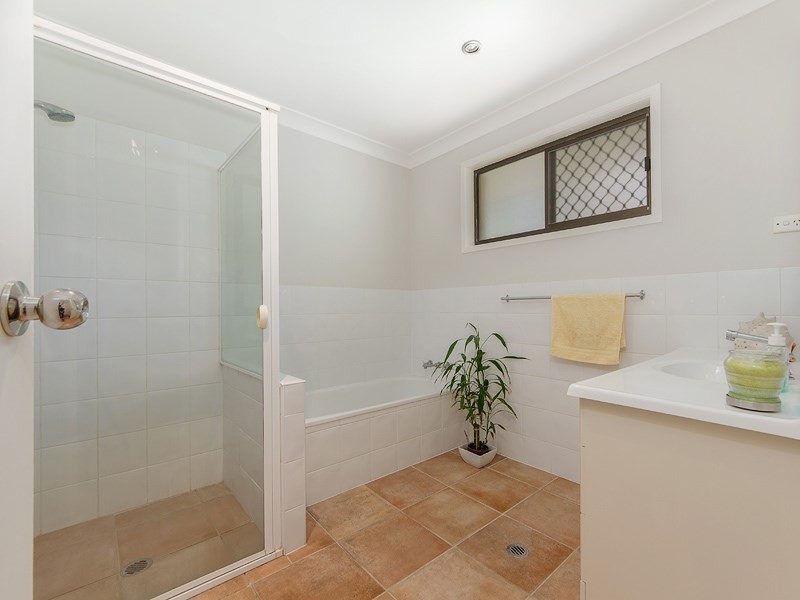 34 Camelot Crescent, Hollywell QLD 4216